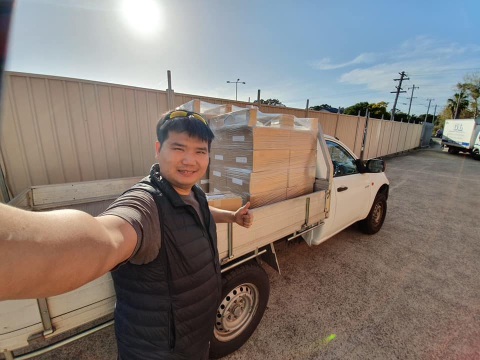 ขนงานพิมพ์ขึ้นรถเตรียมจัดส่ง